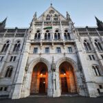 Ungarns Parlament mit Fokus auf rechtlichen Streit über LGBTQ-Gesetz und EU-Grundrechte.