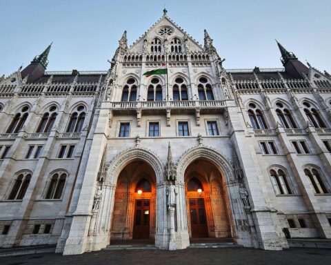 Ungarns Parlament mit Fokus auf rechtlichen Streit über LGBTQ-Gesetz und EU-Grundrechte.