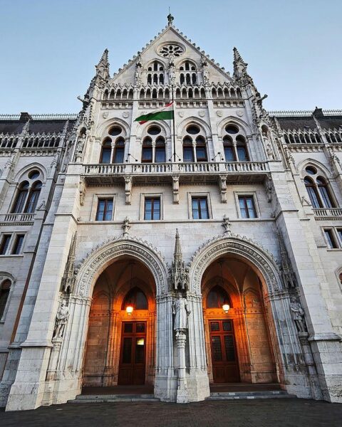 Ungarns Parlament mit Fokus auf rechtlichen Streit über LGBTQ-Gesetz und EU-Grundrechte.