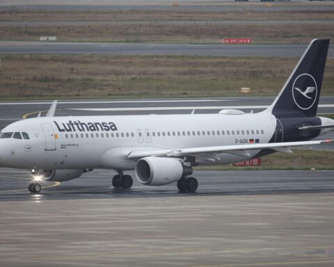 Lufthansa-Maschine vor blauen Himmel; Gerichtsurteil zu EU-Hilfen gegen Airline sichtbar.