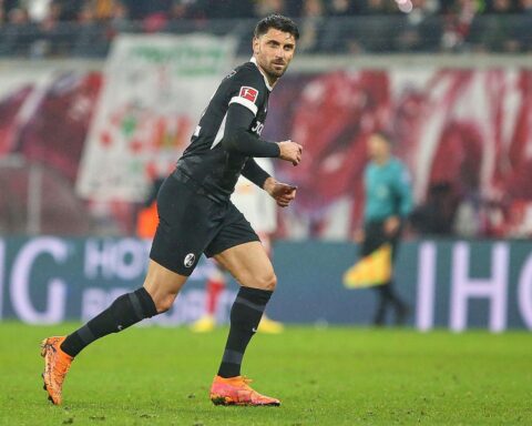 Braga-Spieler jubeln über späten Sieg, Freiburg-Spieler enttäuscht nach knapper Niederlage in Europa-League.