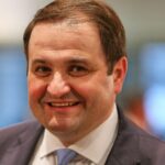 Nathanael Liminski kritisiert ein Urteil gegen Künstler Tilly als Farce und betont Kunstfreiheit.