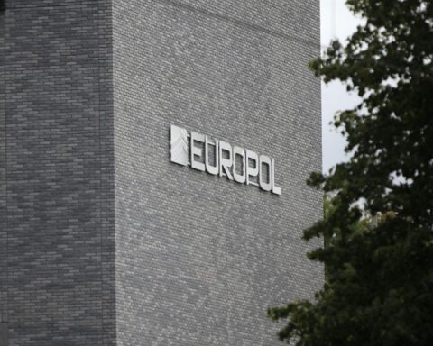 Bild zeigt eine Europol-Operation: Festnahme von Verdächtigen im Kampf gegen organisiertes Verbrechen.