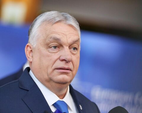 Viktor Orbán, umgeben von Symbolen der Macht und geopolitischen Spannungen in Europa.