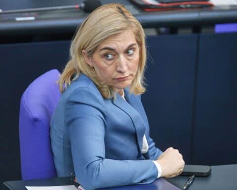 Nina Warken diskutiert Gesundheitsreform; Besorgnis über Einsparungen und mögliche Folgen für Versicherte.