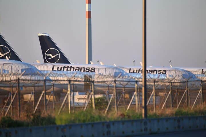 Lufthansa-Flugzeuge am Flughafen, symbolisieren steigende Ticketpreise und geopolitische Herausforderungen auf Asien-Strecken.