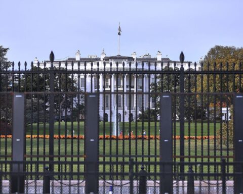 Das Bild zeigt das Weiße Haus, Symbol für politische Entscheidungen und internationale Konflikte.