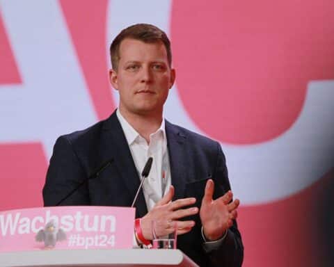 Henning Höne präsentiert seine Vision für die Wiederbelebung der FDP auf Parteitag.