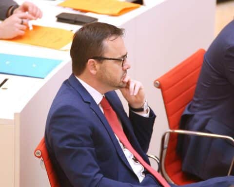 Jan Redmann diskutiert Jugendkriminalität; FDP kritisiert populistische Forderungen nach strikteren Strafen.