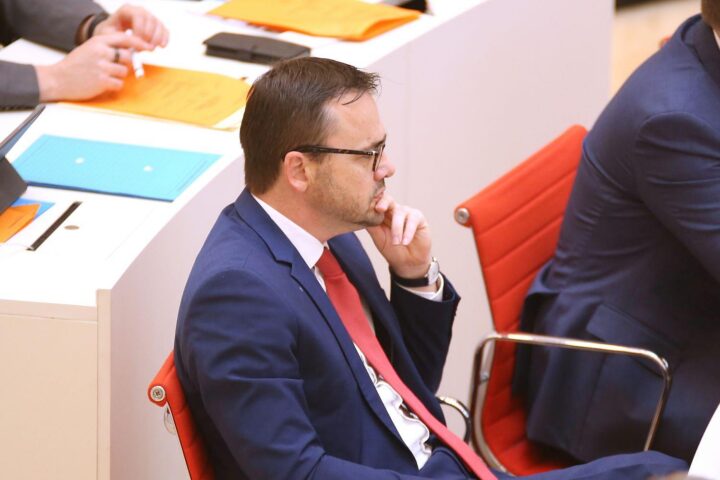 Jan Redmann diskutiert Jugendkriminalität; FDP kritisiert populistische Forderungen nach strikteren Strafen.
