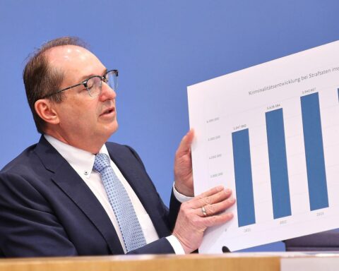 Alexander Dobrindt präsentiert die Polizeiliche Kriminalstatistik 2025 in Berlin. Statistiken über Kriminalität.