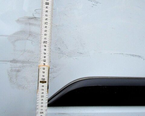 Ein beschädigter Ford Transit mit deutlichem Schaden an der Fahrertür, Verursacher unbekannt.