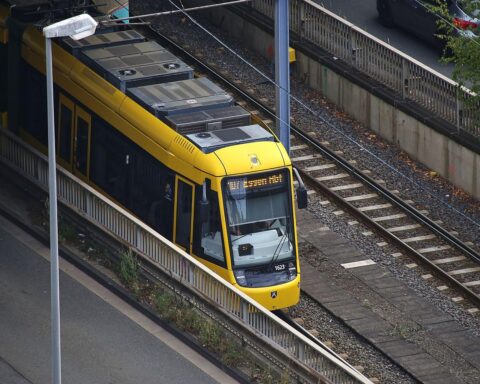 Straßenbahn in Essen: Weniger Fahrgäste im Nahverkehr, Eisenbahnnahverkehr verzeichnet Zuwachs.