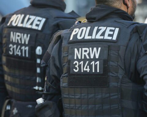 Ein schwerer Verkehrsunfall mit Fahrradfahrer und Pkw auf der Schermbecker Landstraße.