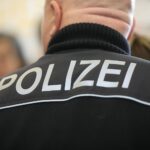 Brand eines VW Caddy, Feuerwehr im Einsatz, Hausfassade beschädigt, Polizei ermittelt.