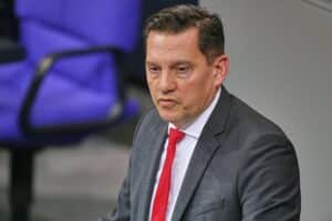 Lebhafte Debatte über Genehmigungspflicht für Auslandsaufenthalte junger Männer ohne Wehrpflicht.