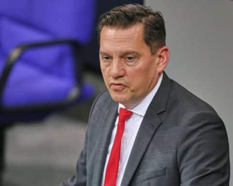 Lebhafte Debatte über Genehmigungspflicht für Auslandsaufenthalte junger Männer ohne Wehrpflicht.