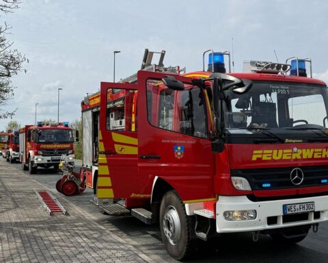 Feuerwehr im Einsatz, Einsatzkräfte erkunden Gebäude nach Fehlalarm einer Brandmeldeanlage.