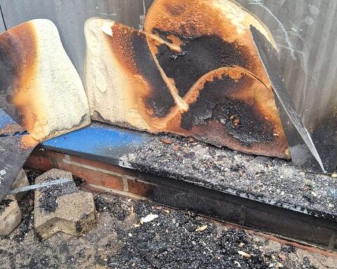 Brand an Sporthalle Hundsmühlen: Fehlalarm, Fassade leicht beschädigt, Feuerwehr erhielt Entwarnung.