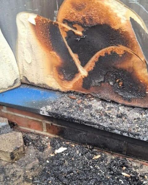 Brand an Sporthalle Hundsmühlen: Fehlalarm, Fassade leicht beschädigt, Feuerwehr erhielt Entwarnung.