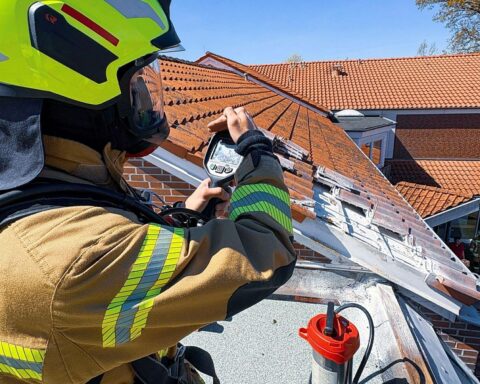 Feuerwehr löscht Brand, Bewohner evakuiert, Zusammenarbeit sowie Einsatzbereitschaft geschätzt und gewürdigt.