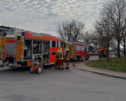 Feuerwehreinsatz mit Rauchentwicklung in Gewerbebetrieb, Zerspanungsmaschine betroffen, glücklicherweise keine Verletzten.