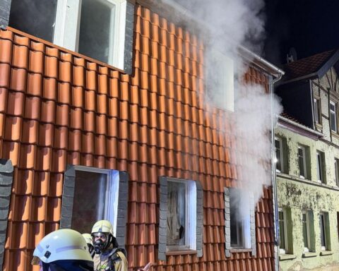 Feuerwehr im Einsatz, Zimmerbrand in Mehrfamilienhaus, schnelle Evakuierung von zehn Personen.