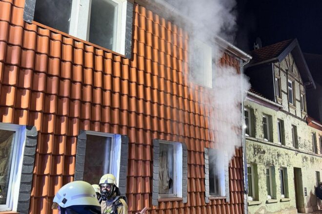 Feuer in Helmstedter Mehrfamilienhaus – Zehn Personen evakuiert