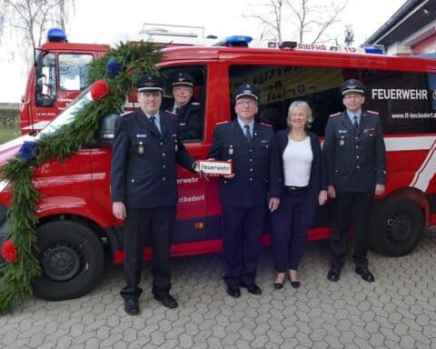 Übergabe des neuen Mannschaftstransportfahrzeugs der Feuerwehr Beckedorf durch Bürgermeisterin Katharina Ebeling.