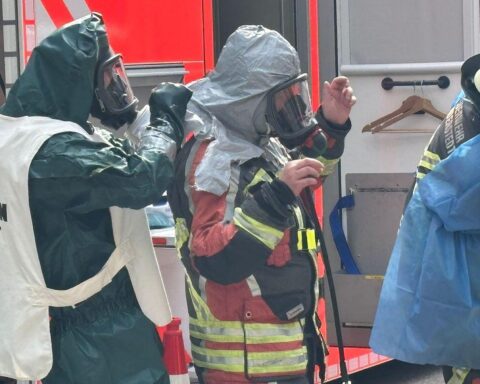 Feuerwehr im Großeinsatz bei Gefahrstoffreaktion in Labor, Räumung und Bergung durchgeführt.