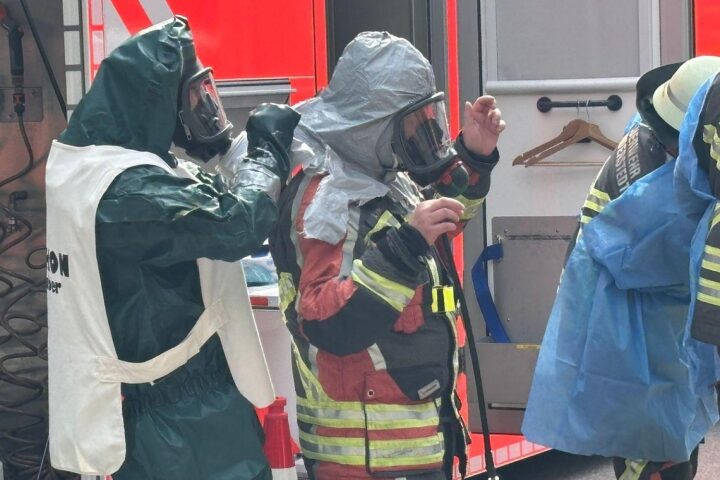 Feuerwehr im Großeinsatz bei Gefahrstoffreaktion in Labor, Räumung und Bergung durchgeführt.