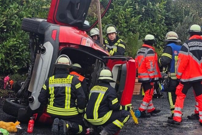 Feuerwehr befreit eingeschlossene Autofahrerin in Königswinter