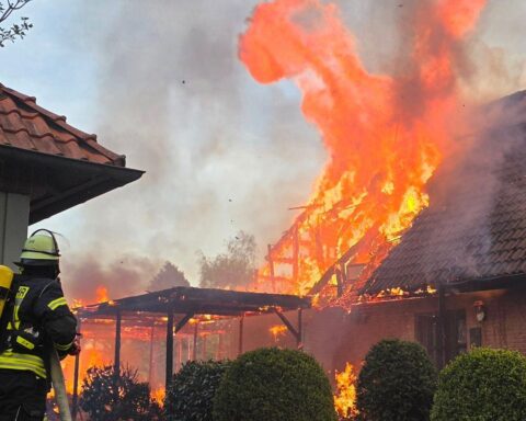Großeinsatz der Feuerwehr bei Gebäudebrand in Bostel, teilweise eingestürztes Gebäude.