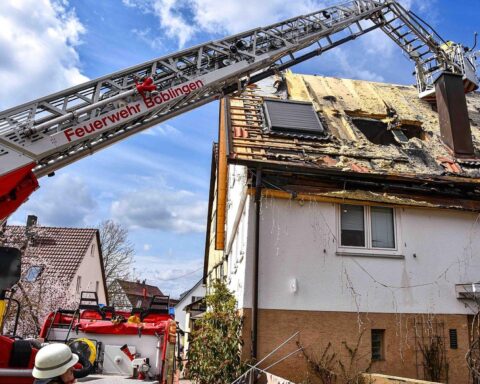 Feuerwehr löscht Glutnester nach Wohnhausbrand mit Drehleiter in Böblingen-Dagersheim.