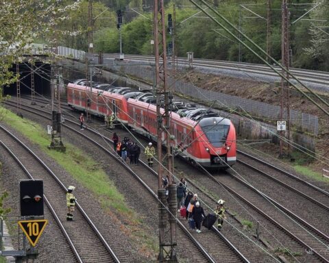 S-Bahn-Fahrgäste werden von Feuerwehr nach Oberleitungsunfall sicher zur Ostspange begleitet.