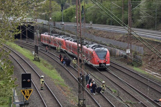 Feuerwehr führt 65 Fahrgäste nach Oberleitungsschaden bei Haan von S-Bahn
