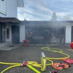 Feuerwehr löschte Brand in Garage, mehrere Akkus in Flammen, keine Verletzten.