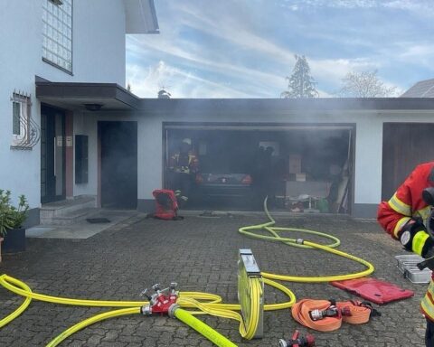 Feuerwehr löschte Brand in Garage, mehrere Akkus in Flammen, keine Verletzten.