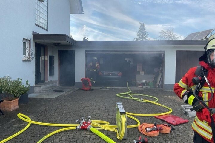 Feuerwehr löschte Brand in Garage, mehrere Akkus in Flammen, keine Verletzten.