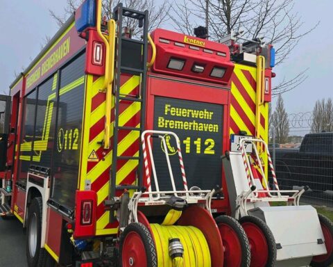 Feuerwehr im Einsatz bei Brand in Bremerhaven, Verletzte, Rettungsmaßnahmen und Nachlöscharbeiten.