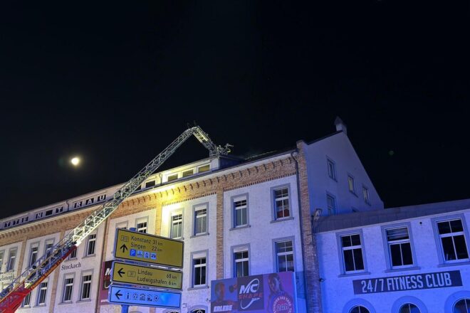 Feuerwehr löscht Großbrand in Stockacher Geschäftsgebäude
