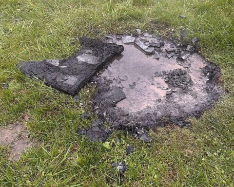 Feuerwehr löscht kleineren Flächenbrand, Einsatzkräfte im Einsatz, Rauch und Löschtechnik sichtbar.