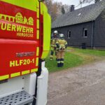 Feuerwehr löscht Schwelbrand in Einfamilienhaus; starke Rauchentwicklung, glücklicherweise keine Verletzten.