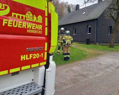 Feuerwehr löscht Schwelbrand in Einfamilienhaus; starke Rauchentwicklung, glücklicherweise keine Verletzten.