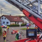 Rettungskräfte befreien Person aus tiefem Abwasserschacht, Feuerwehr und Rettungsdienst im Einsatz.