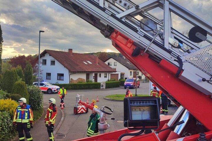 Rettungskräfte befreien Person aus tiefem Abwasserschacht, Feuerwehr und Rettungsdienst im Einsatz.