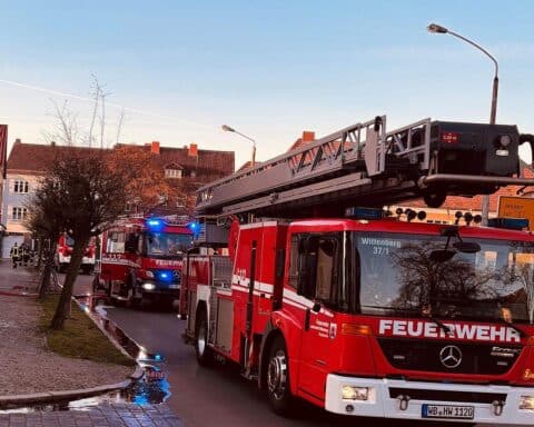 Feuerwehr rettet sechs Personen, Hund und Katze aus brennendem Mehrfamilienhaus in Wittenberg.