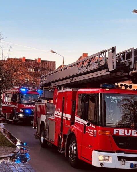 Feuerwehr rettet sechs Personen, Hund und Katze aus brennendem Mehrfamilienhaus in Wittenberg.
