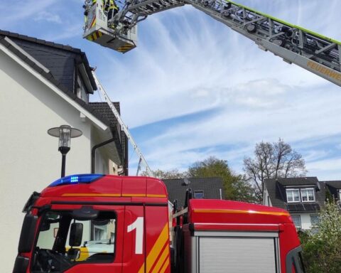 Feuerwehr rettet verletzten Arbeiter mit Drehleiter von Dach in Sprockhövel.