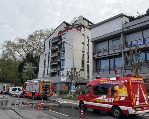 Rettungsfahrzeuge der Feuerwehr blockieren die Grundelbachstraße wegen eines Wasserrohrbruchs in Weinheim.